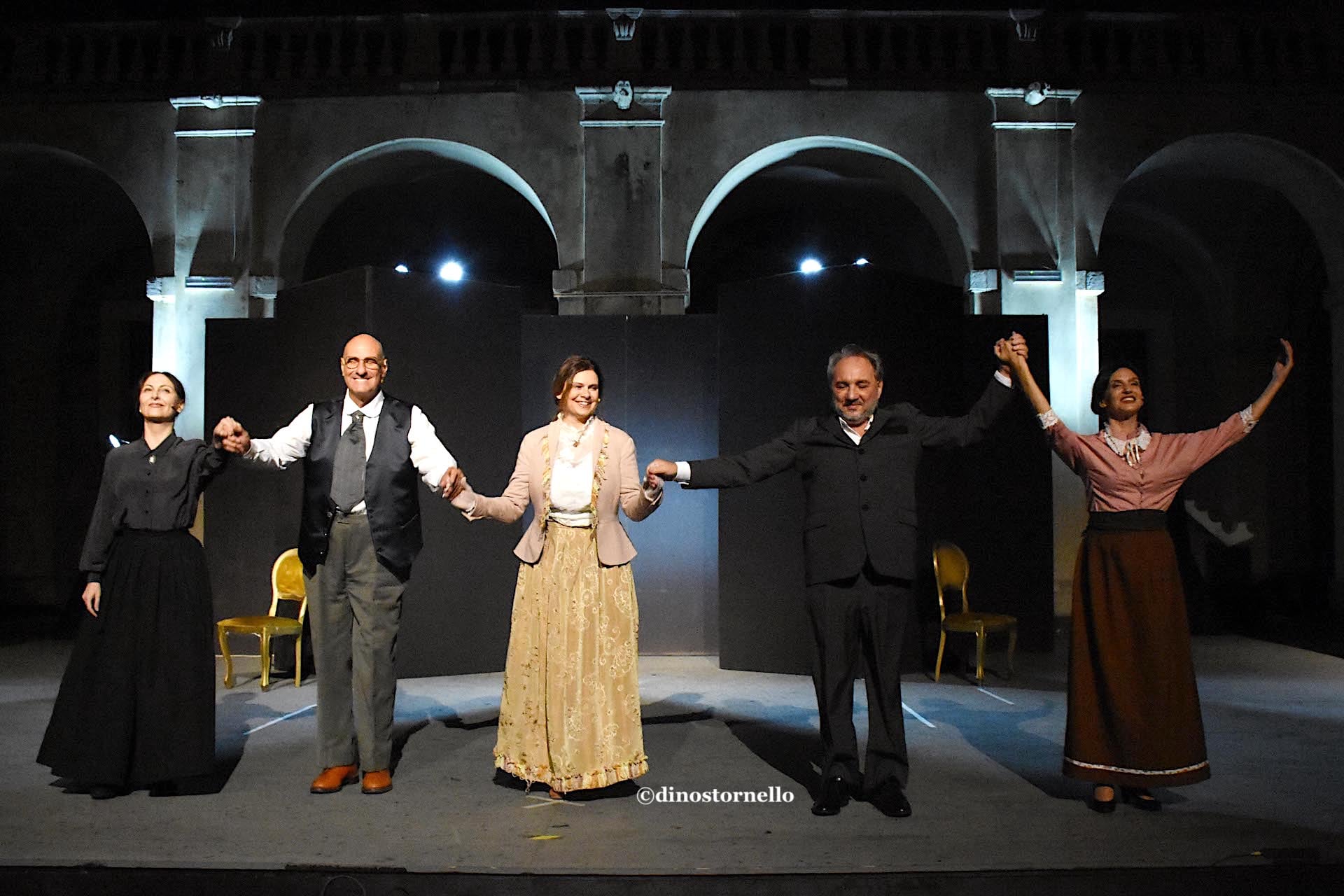 L’Esclusa di Pirandello a teatro: il debutto di Guglielmino e Caprioglio conquista la scena